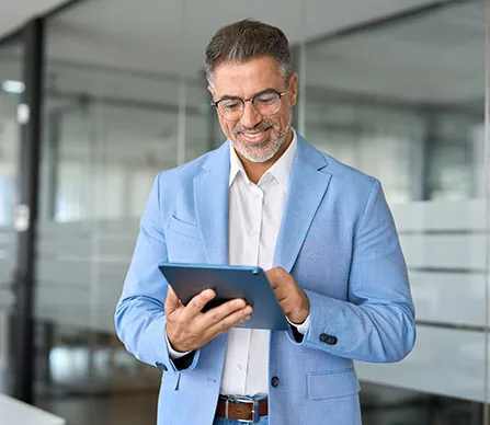 Passageiro a agendar uma viagem POP num tablet