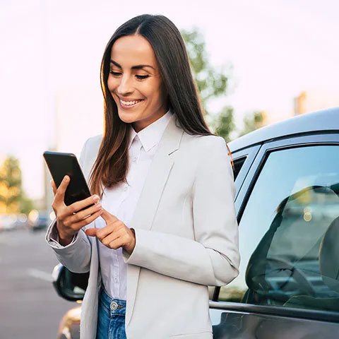 Utilizadora a pedir uma viagem na app POP, junto a uma viatura