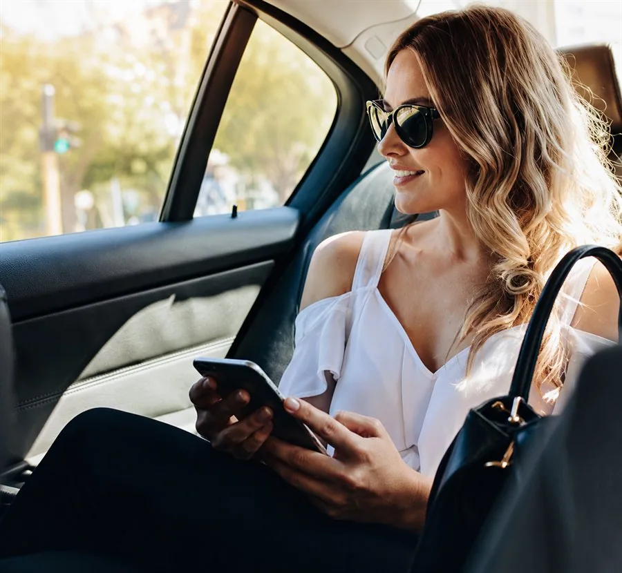 Passageira a viajar no banco de trás de uma viatura Lady POP