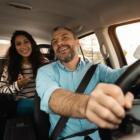 Motorista e passageira numa viagem POP